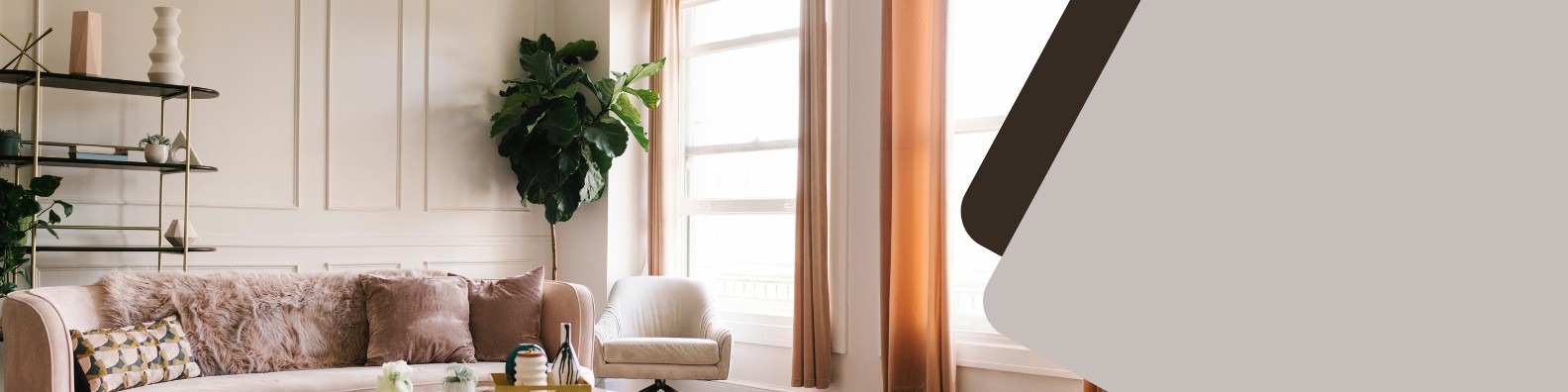 Interior modern cu canapea roz și detalii din polimer rigid, peste care apare textul ‘eleganță întâlnește designul’