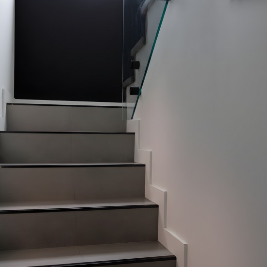 Terminație pătrată gresie faianță inox negru lucios 12 x 12 x 2700 mm Terminație pătrată gresie faianță inox negru lucios 12 x 12 x 2700 mm