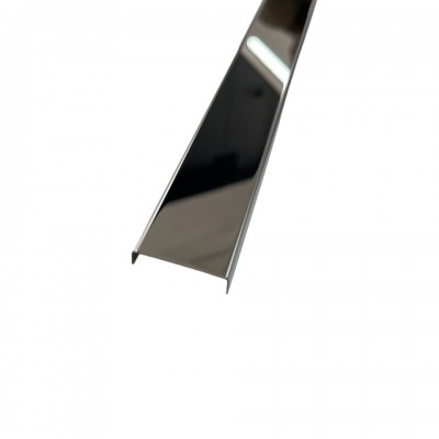 Profil U din inox de 30 mm cu finisaj crom oglindă, oferă un aspect modern și lustruit, ideal pentru zonele cu trafic intens.