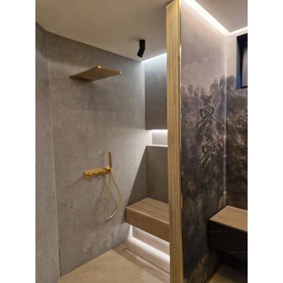 Profil U din inox cu lățime de 50 mm în finisaj aurit periat, aduce un accent de lux și distincție în designul interior.