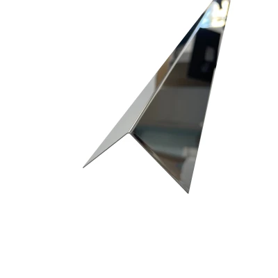 Profil de colț în formă de L din oțel inoxidabil cu finisaj de oglindă cromat, 50 x 50 mm, ideal pentru a reflecta eleganța în designul contemporan.