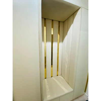 Profil U din inox cu lățime de 30 mm în finisaj aur oglindă, perfect pentru a reflecta lumina și a aduce strălucire spațiilor tale.