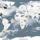 Fototapet Copii: Harta Lumii pe Cer cu Nori și Animăluțe, Fără Îmbinări Fototapet Copii: Harta Lumii pe Cer cu Nori și Animăluțe, Fără Îmbinări