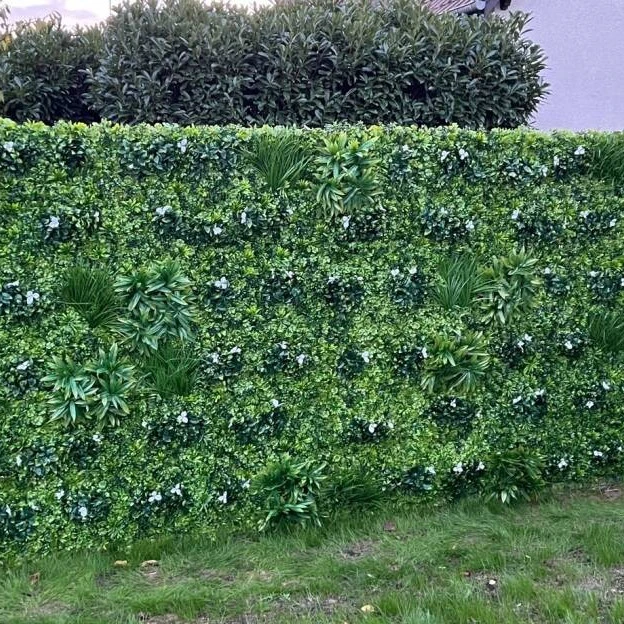 Perete artificial verde cu flori albe - 100 x 100 cm