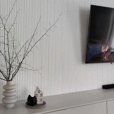 Detaliu al texturii Panoului 3D Lamelli Stretto din polimer dur L0101, demonstrând finisajul neted și alb mat.