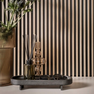 Close-up al Panoului Riflat Polimer 3D L0103 Oak Gray, arătând textura detaliată și canelurile negre.