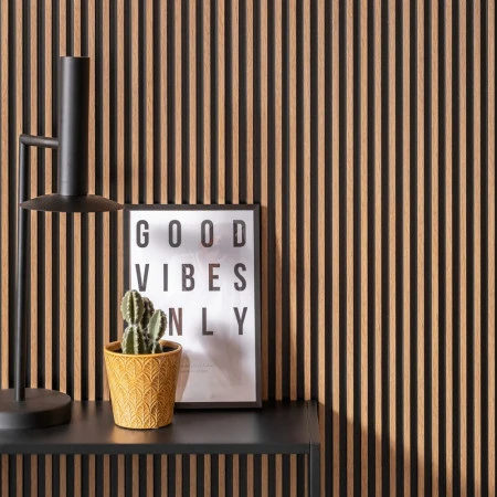 Panou riflat Classic Oak L0106 montat vertical, creând un efect vizual profund și ritmic în decor.