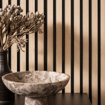 Vizualizare de profil a panoului decorativ riflat Light Oak L0202, evidențiind textura detaliată