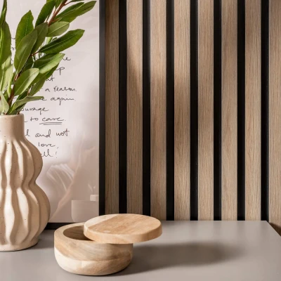 Profil lateral al panoului decorativ riflat Oak Gray L0203, accentuând textura lemnului gri și canelurile subțiri