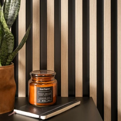 Close-up al Panoului Decorativ Riflat Light Oak L0302, ilustrând detaliile texturii de stejar deschis și profilul său geometric 3D.