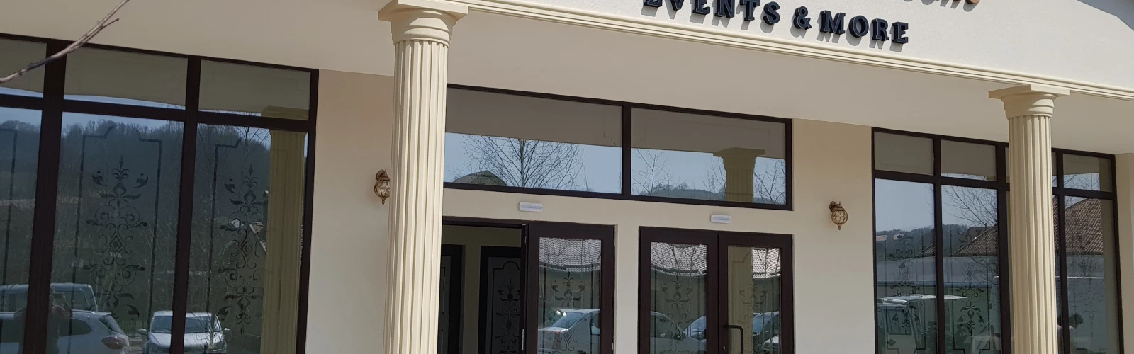 Stalpi si cornise din polistiren acoperit cu rasina epoxidica