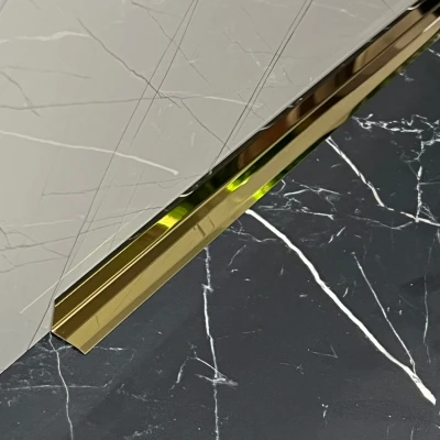 Vizualizare apropiată a profilului L de colț interior din inox cu finisaj auriu lucios, 20 mm