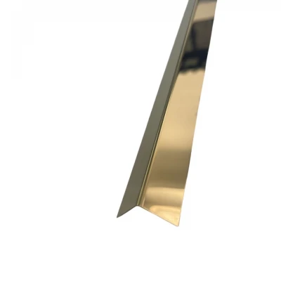Profil de colț în formă de L din oțel inoxidabil auriu cu finisaj de oglindă, 20 x 20 mm, adaugă un accent de lux și strălucire în orice spațiu.