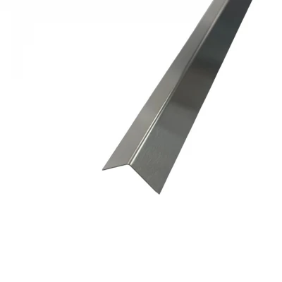 Profil de colț din oțel inoxidabil cromat periat, 20 x 20 mm, în formă de L, ideal pentru a completa elegant decorul modern.