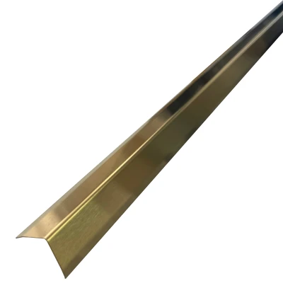 Profil de colț în formă de L din oțel inoxidabil auriu periat, cu laturi teșite, 20 x 20 mm, ideal pentru a adăuga o notă sofisticată și protectie la colțurile expuse.