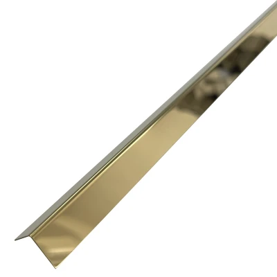 Profil de colț în formă de L, 15 x 15 mm, cu finisaj de oglindă aurie, oferă o notă lucioasă marginilor în spații rezidențiale sau comerciale.