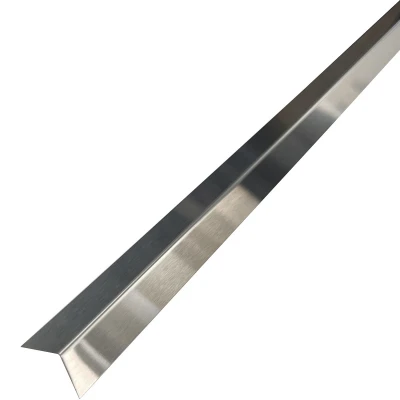 Profil de colț în formă de L, din oțel inoxidabil cromat periat, 15 x 15 mm, ideal pentru un aspect modern și elegant în bucătării sau băi.