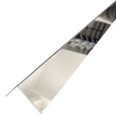 Profil de colț în formă de L din oțel inoxidabil cu finisaj de oglindă cromat, 50 x 50 mm, ideal pentru a reflecta eleganța în designul contemporan.