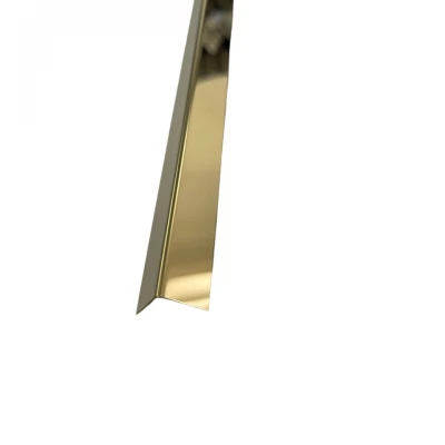 Profil de colț în formă de L, 15 x 15 mm, cu finisaj de oglindă aurie, oferă o notă lucioasă marginilor în spații rezidențiale sau comerciale.