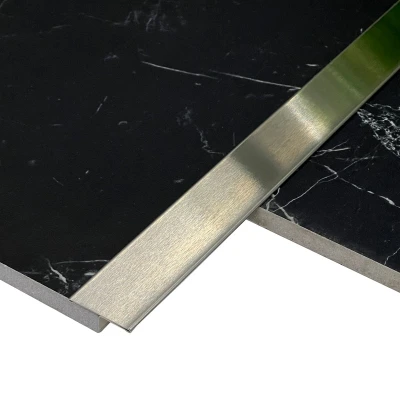 Profil T de 30 mm în finisaj crom brush, ideal pentru a adăuga un aspect contemporan și minimalist.