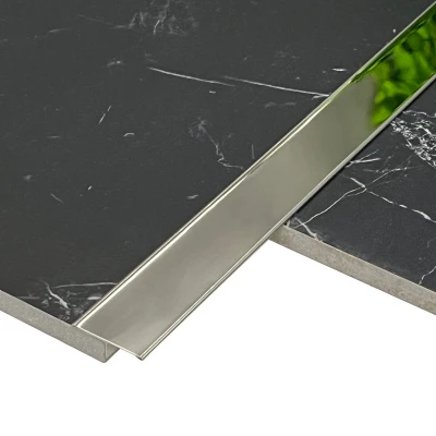 Profil T inox cu finisaj de oglindă crom de 30 mm, perfect pentru a adăuga un element de strălucire în designul interior.