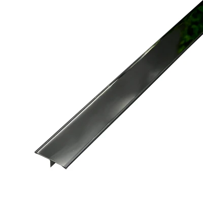 Profil T de 30 mm cu finisaj negru oglindă, reflectând lumina și adăugând o notă de lux modern în decor.