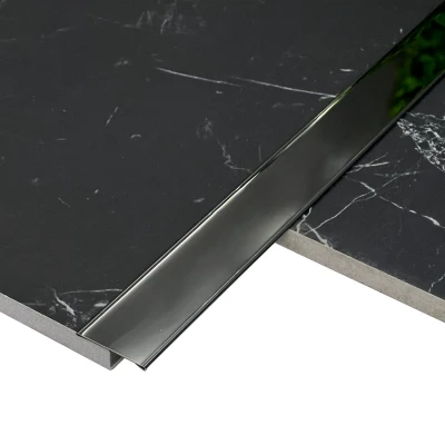 Profil T de 30 mm cu finisaj negru oglindă, reflectând lumina și adăugând o notă de lux modern în decor.