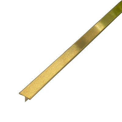 Profil de trecere T în finisaj inox auriu brush, ideal pentru a adăuga un accent distins între suprafețe.
