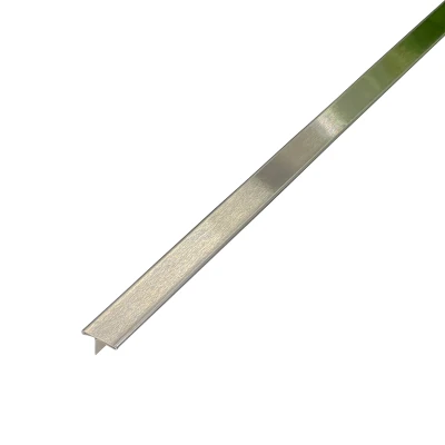 Profil de trecere T în finisaj inox crom brush, oferind un look modern și atractiv.