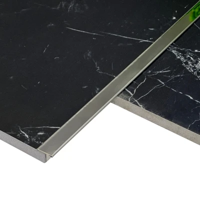 Profil de trecere T din inox cu finisaj crom oglindă, reflectând lumina și stilul în orice încăpere.