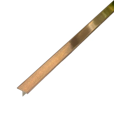 Profil de trecere T în finisaj inox cupru brush, aducând o notă rustică și călduroasă.