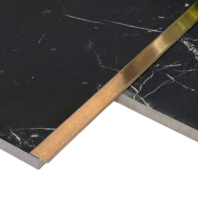 Profil de trecere T în finisaj inox cupru brush, aducând o notă rustică și călduroasă.