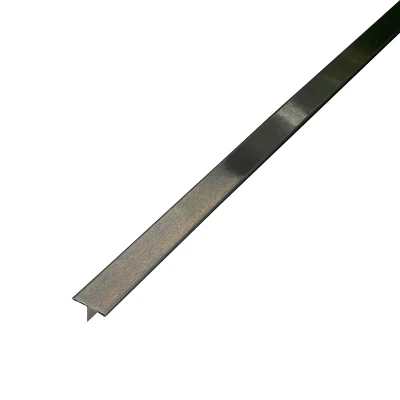 Profil de trecere T în finisaj inox negru brush, ideal pentru a aduce un contrast sofisticat între suprafețe.