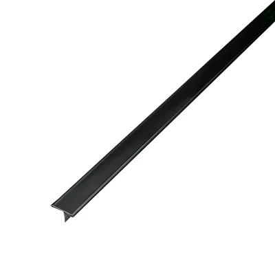 Profil de trecere T din inox cu finisaj negru oglindă, reflectând eleganță și modernitate.
