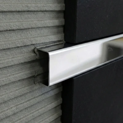 Profil U din inox cu efect de oglindă în finisaj de crom, oferă un aspect lustruit și reflectorizant.