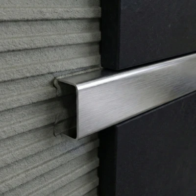 Detaliu de finisare elegant cu profil U din inox cu finisaj de crom periat, ideal pentru design interior modern.