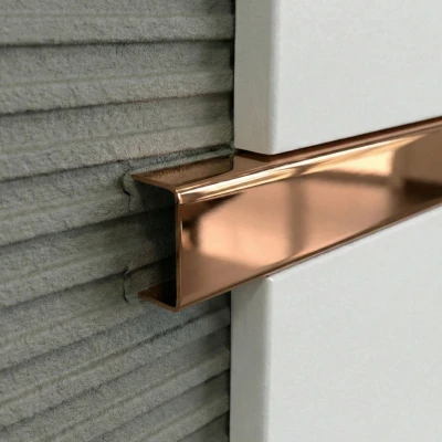 Efect vibrant cu profil U din inox în finisaj de cupru oglindă, pentru un accent strălucitor în designul interior.