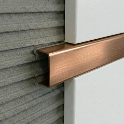 Profil U din inox cu finisaj cupru periat, aduce o culoare caldă și textură sofisticată în decor.