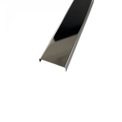 Profil U din inox de 30 mm cu finisaj crom oglindă, oferă un aspect modern și lustruit, ideal pentru zonele cu trafic intens.