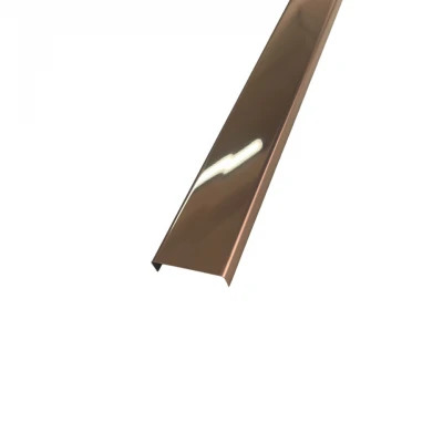 Profil U din inox de 30 mm cu finisaj de cupru oglindă, ideal pentru a adăuga un element de opulență și rafinament spațiului tău.