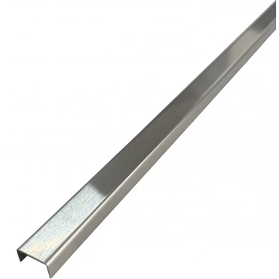 Detaliu de finisare elegant cu profil U din inox cu finisaj de crom periat, ideal pentru design interior modern.