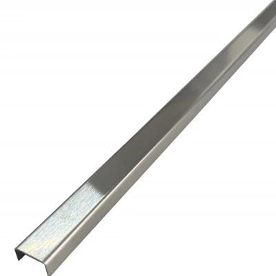 Detaliu de finisare elegant cu profil U din inox cu finisaj de crom periat, ideal pentru design interior modern.