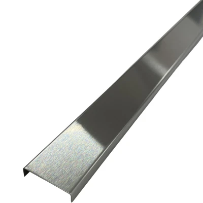 Profil U din inox de 30 mm cu finisaj crom periat, adaugă un accent contemporan și sofisticat oricărui design interior.