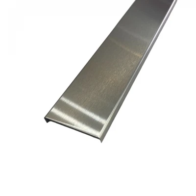 Profil U din inox de 50 mm cu finisaj crom periat, oferă o soluție elegantă și durabilă pentru finisaje și detalii arhitecturale.